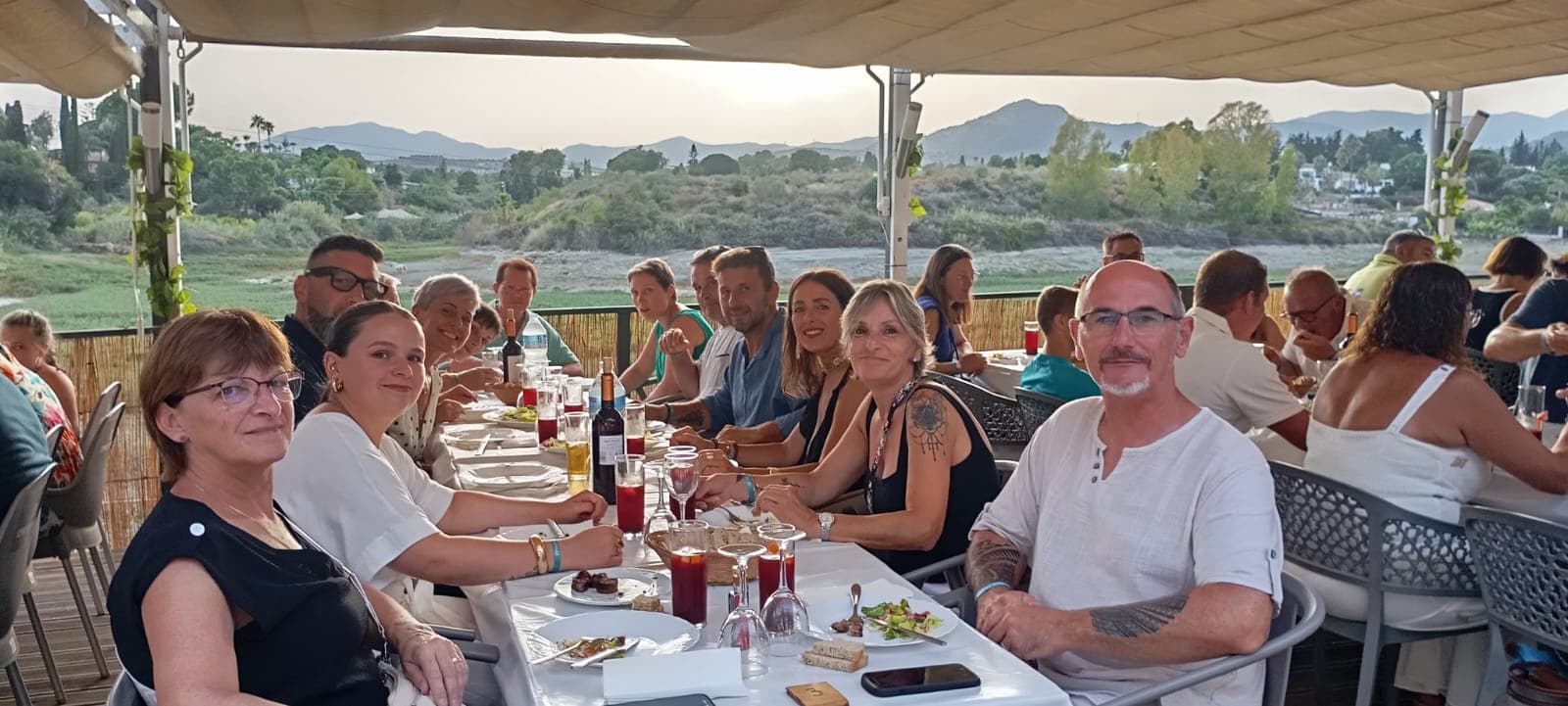 Ambiente de fiesta en el lago