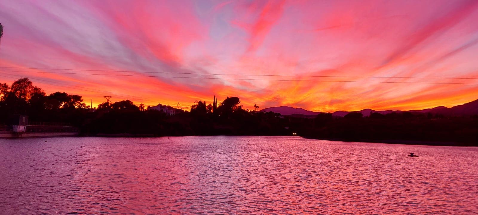 Atardecer sobre el lago en Marbella